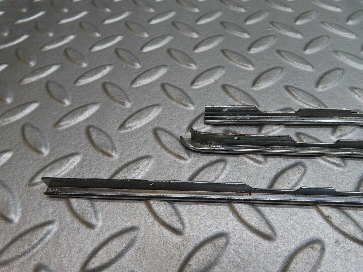 17886 Mercedes-Benz W116 450SEL Dashboard Chrome Trim