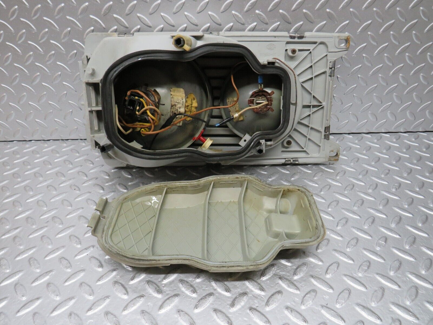 31058 Mercedes-Benz W123 200D Headlight Hella Left Side 117683-00