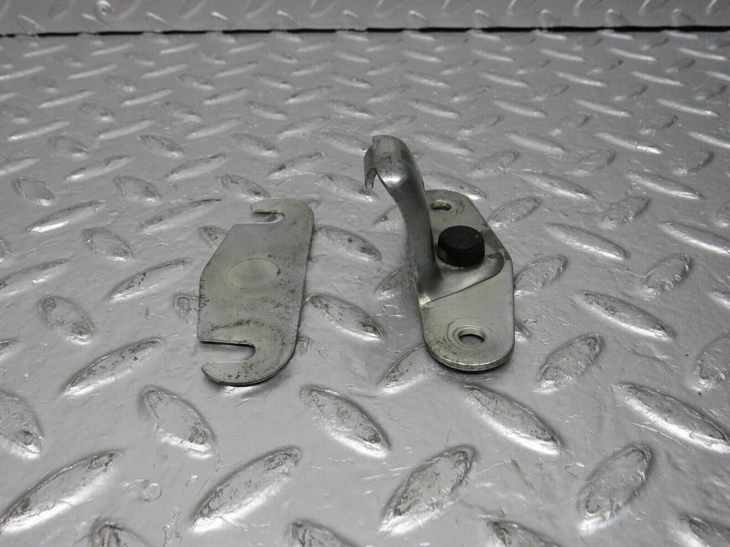 31069 Mercedes-Benz W123 200D Trunk Lock Latch 1237580150