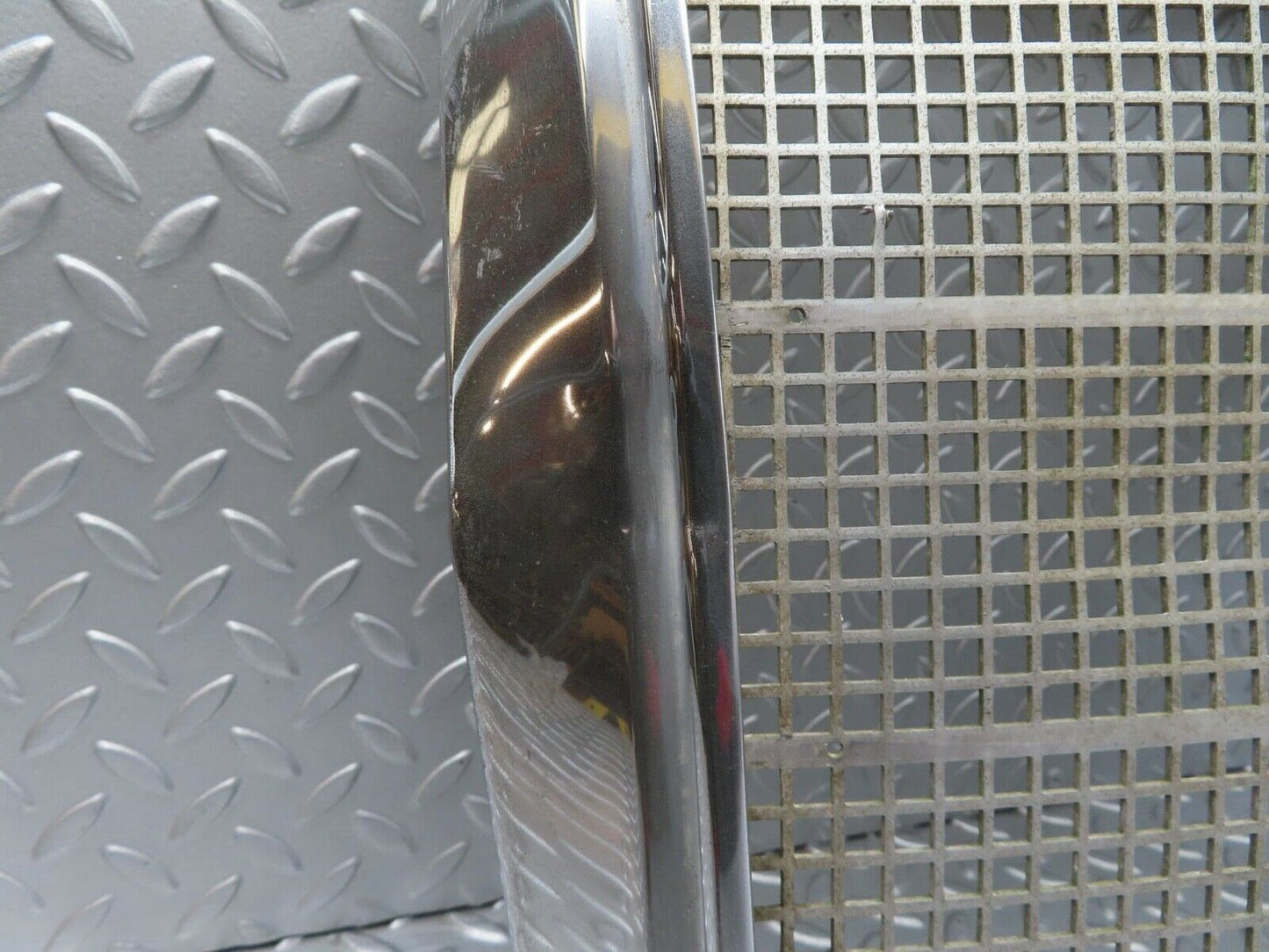 12937 Mercedes-Benz W111 220SE Bonnet Grill Chrome