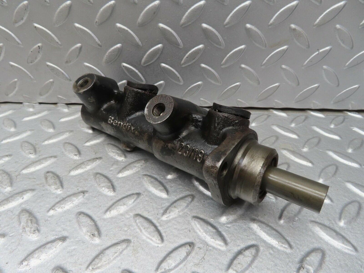 13683 Mercedes-Benz W123 200 Brake Master Cylinder Bendix 2530