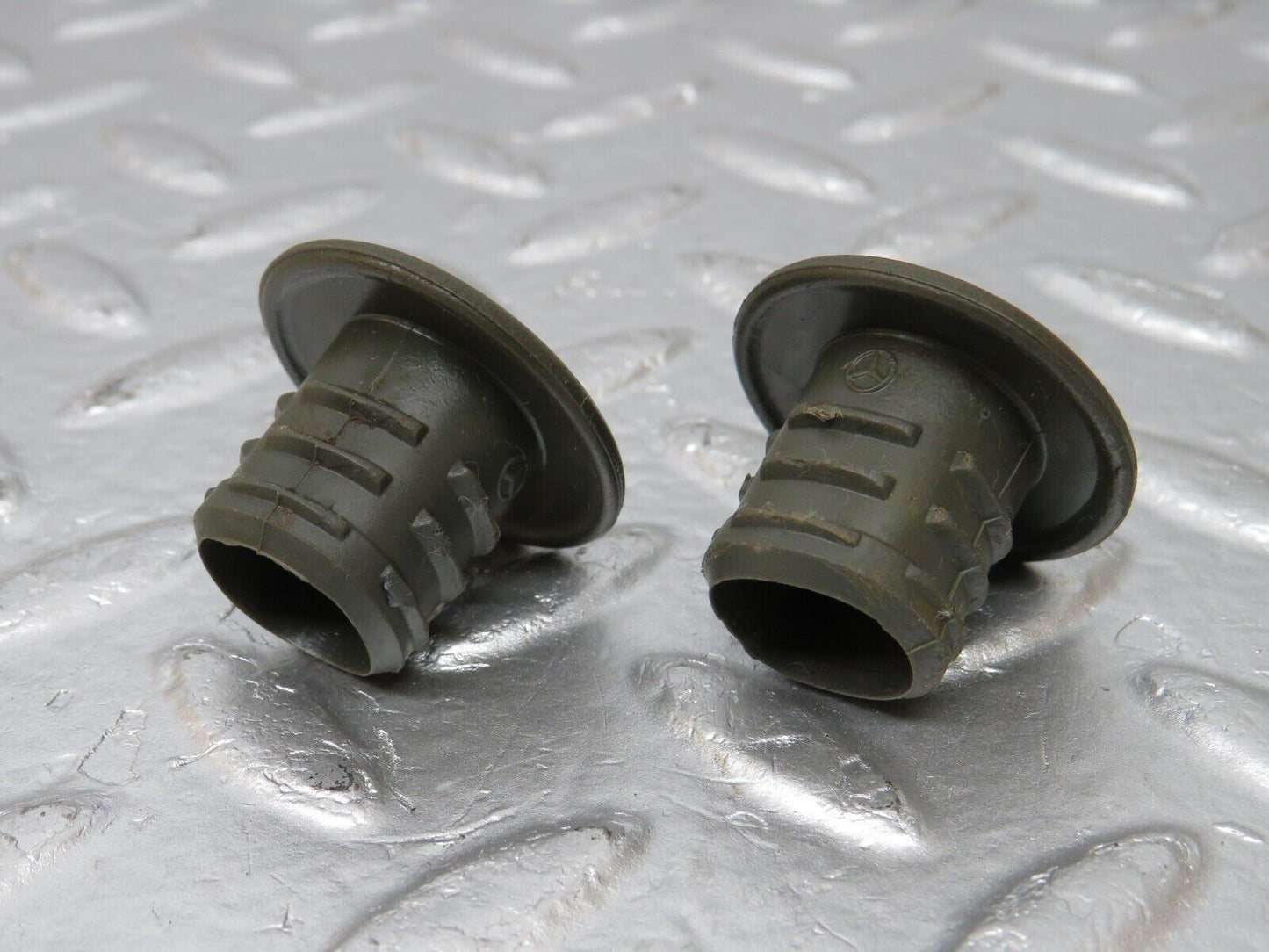 34192 Mercedes-Benz W124 260E Jack Lifting Point Plug 2x 1245830315