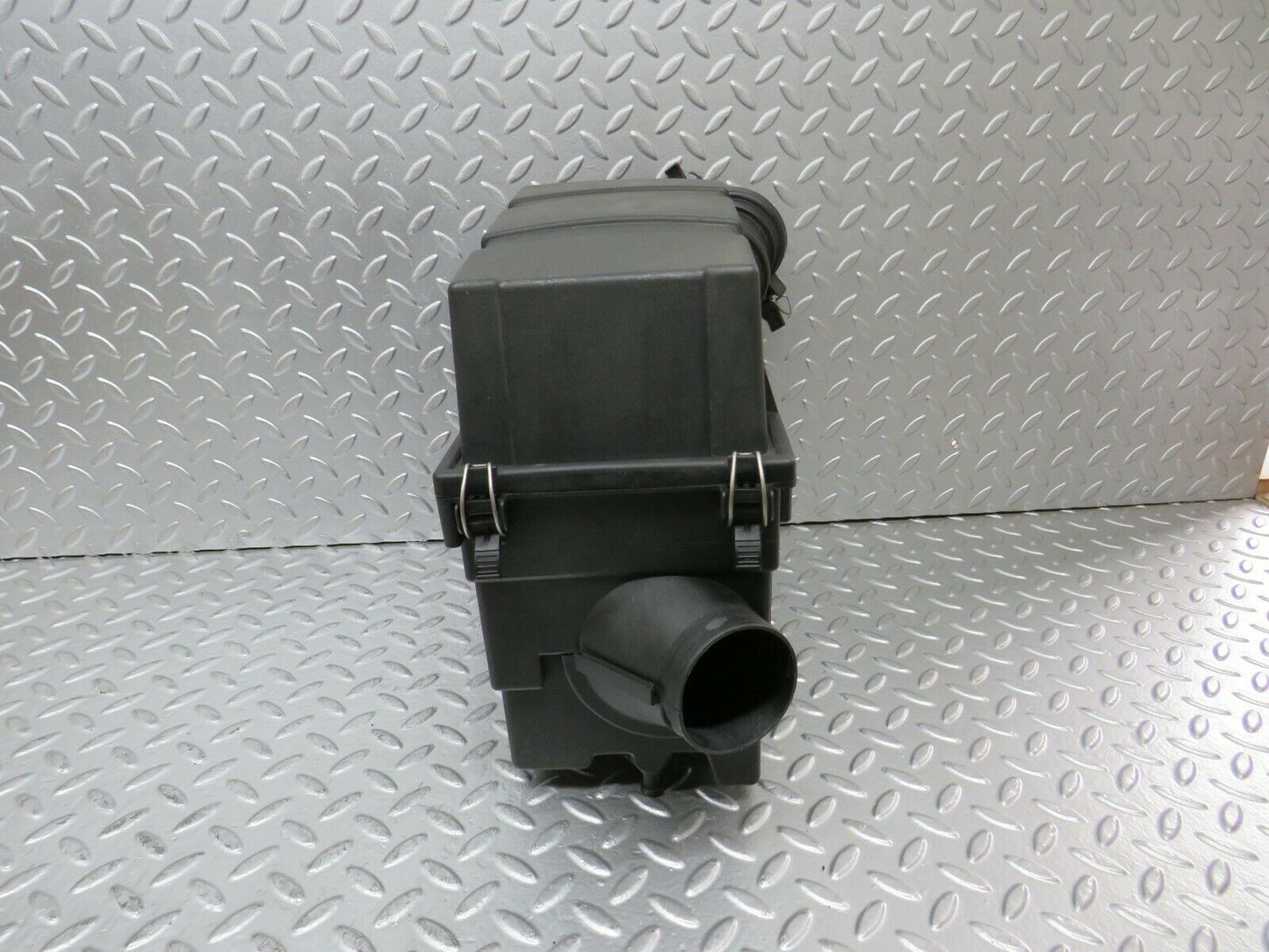 24356 Mercedes-Benz S124 220TE Wagon Air Filter Housing 1110940102