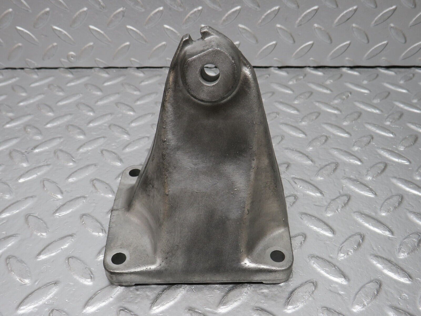 33531 Mercedes-Benz W202 C180 Engine Mount Bracket Right Side 6042230004