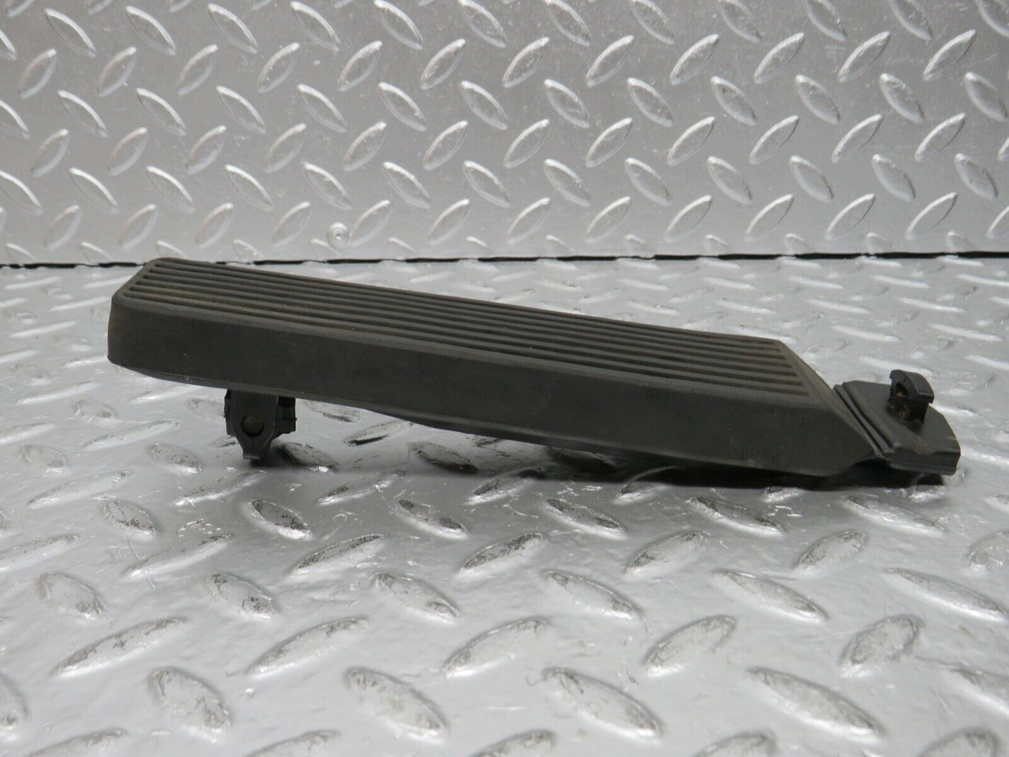 31125 Mercedes-Benz W123 200D Accelerator Pedal With Rubber 1163010182