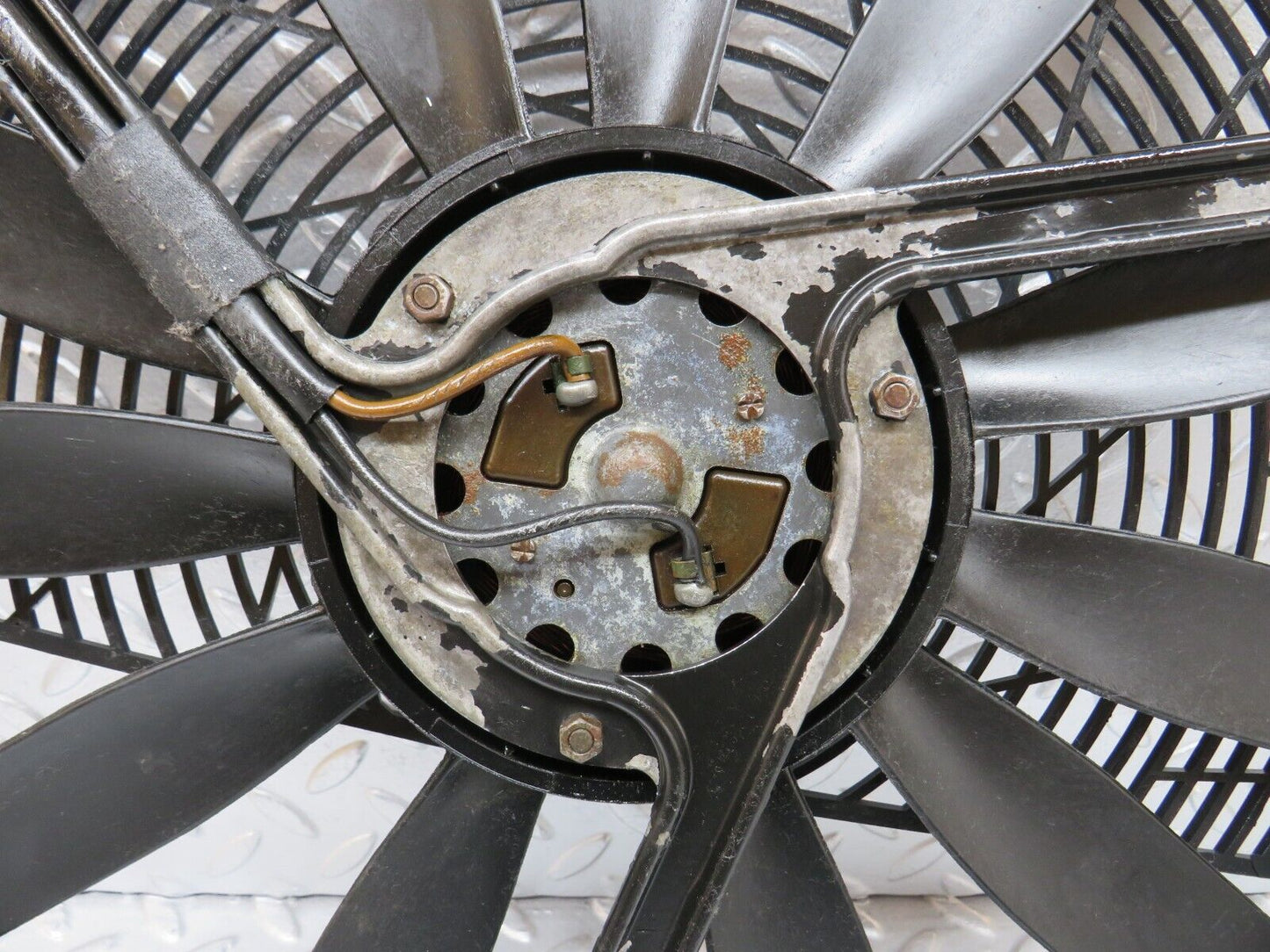 32430 Mercedes-Benz S124 300TE Wagon Engine Cooling Fan