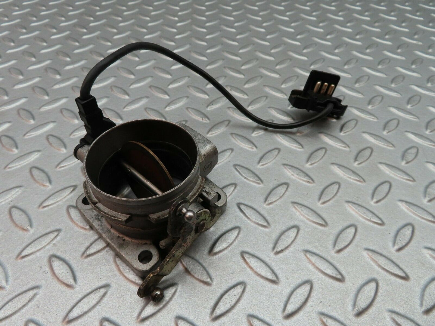 5610 Mercedes-Benz W124 230E Throttle Body Valve With Switch 0011409053