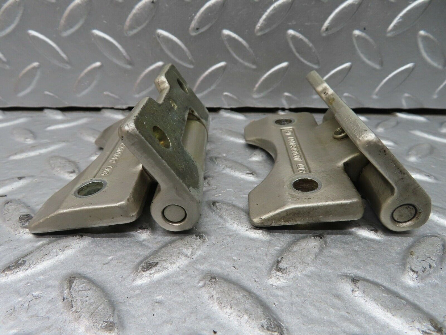 21488 Mercedes-Benz W126 300SE Door Hinges Pair 1237200037