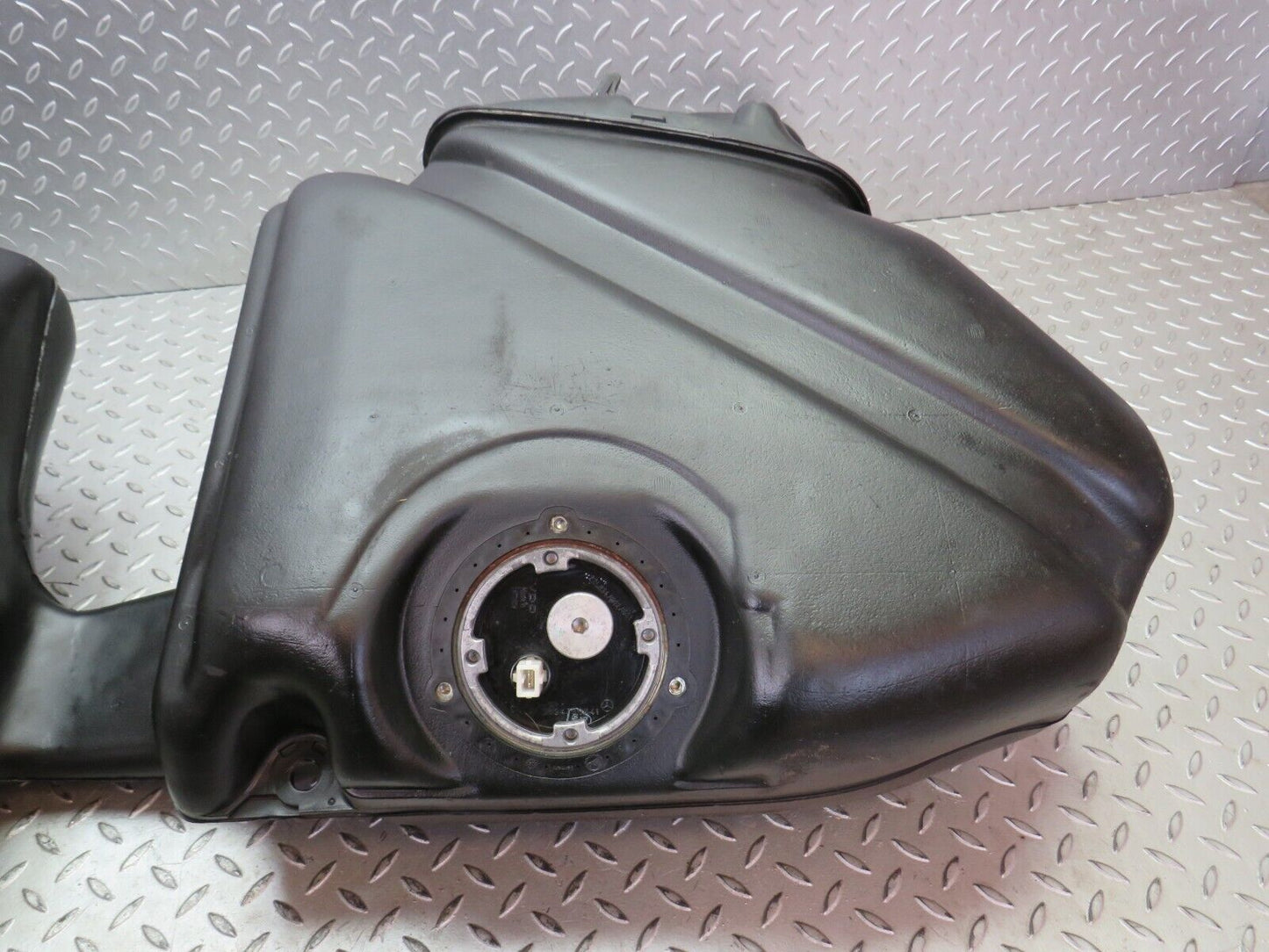 33519 Mercedes-Benz W202 C180 Fuel Tank Plastic 2024704701