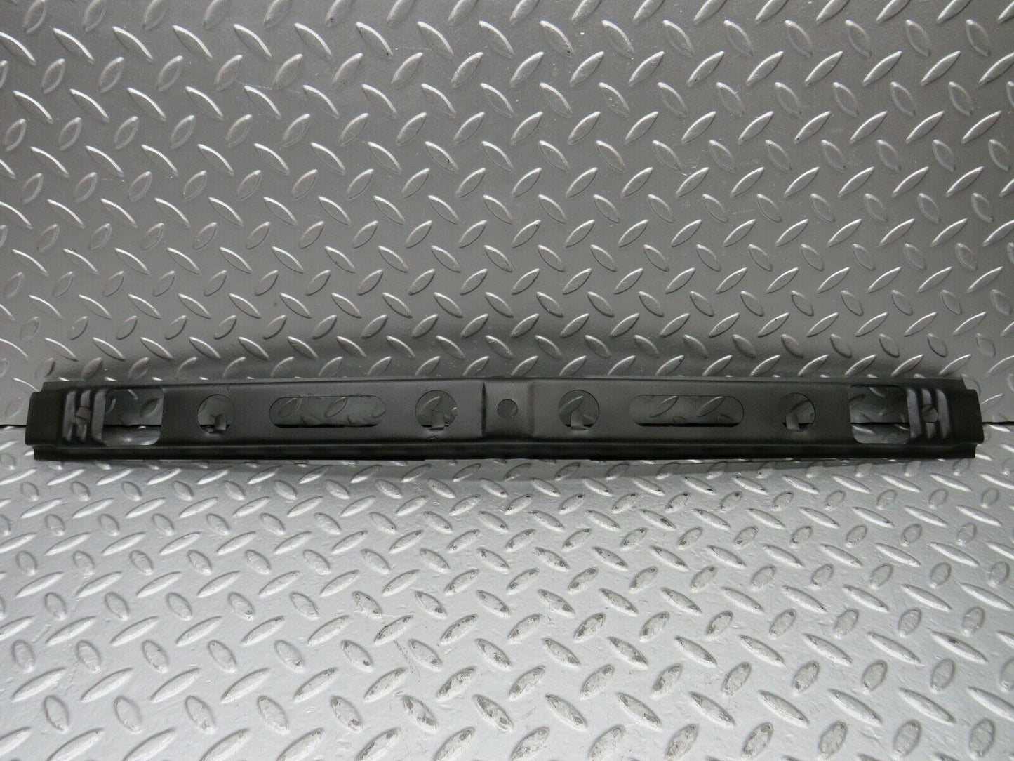 21872 Mercedes-Benz W123 Front Bumper Centre Bracket