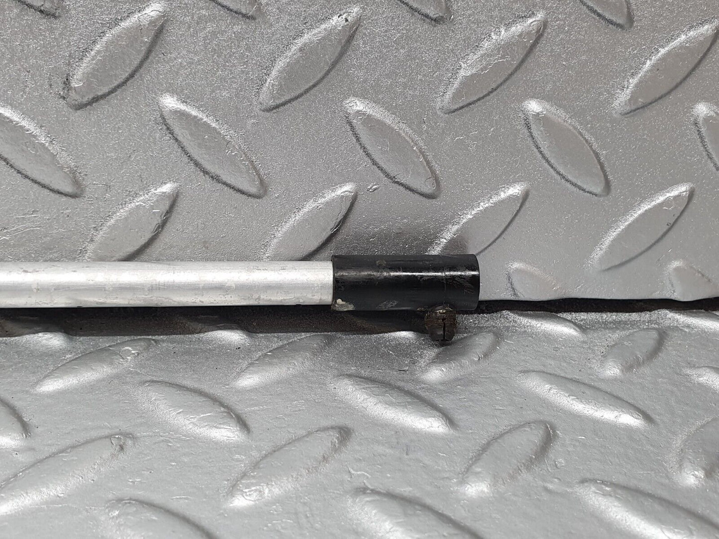 42936 Mercedes-Benz W116 350SE Camshaft Oil Tube