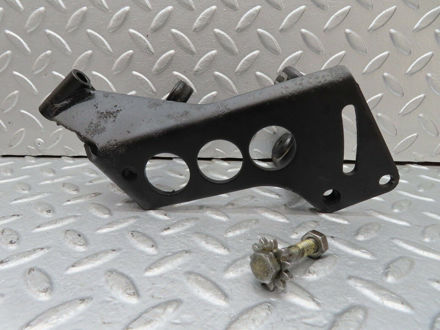 16976 Mercedes-Benz C123 280CE Coupe Power Steering Pump Bracket