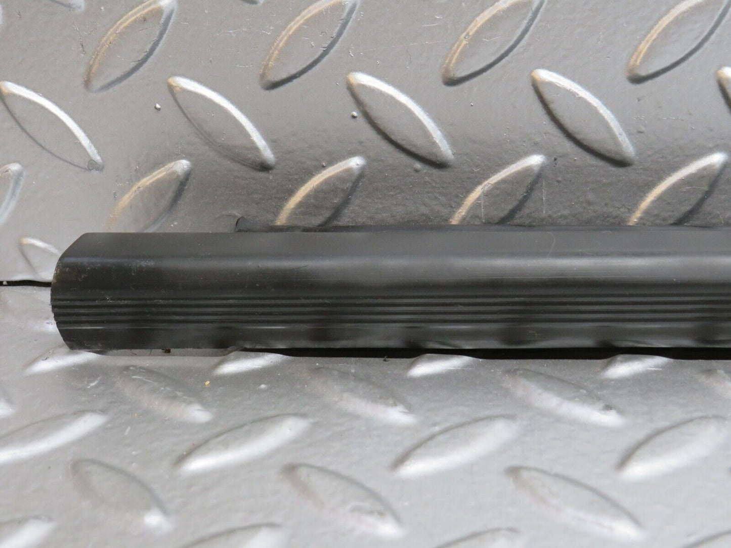 32590 Mercedes-Benz S124 300TE Wagon Door Lower Sealing Rubber Trim Right