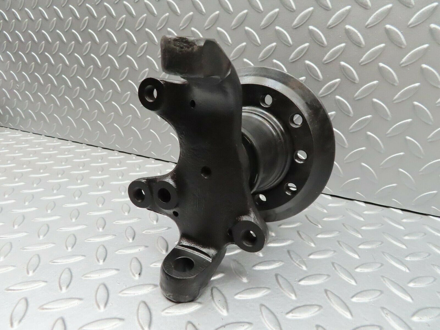 3427 Mercedes-Benz W115 220D Front Left Wheel Hub