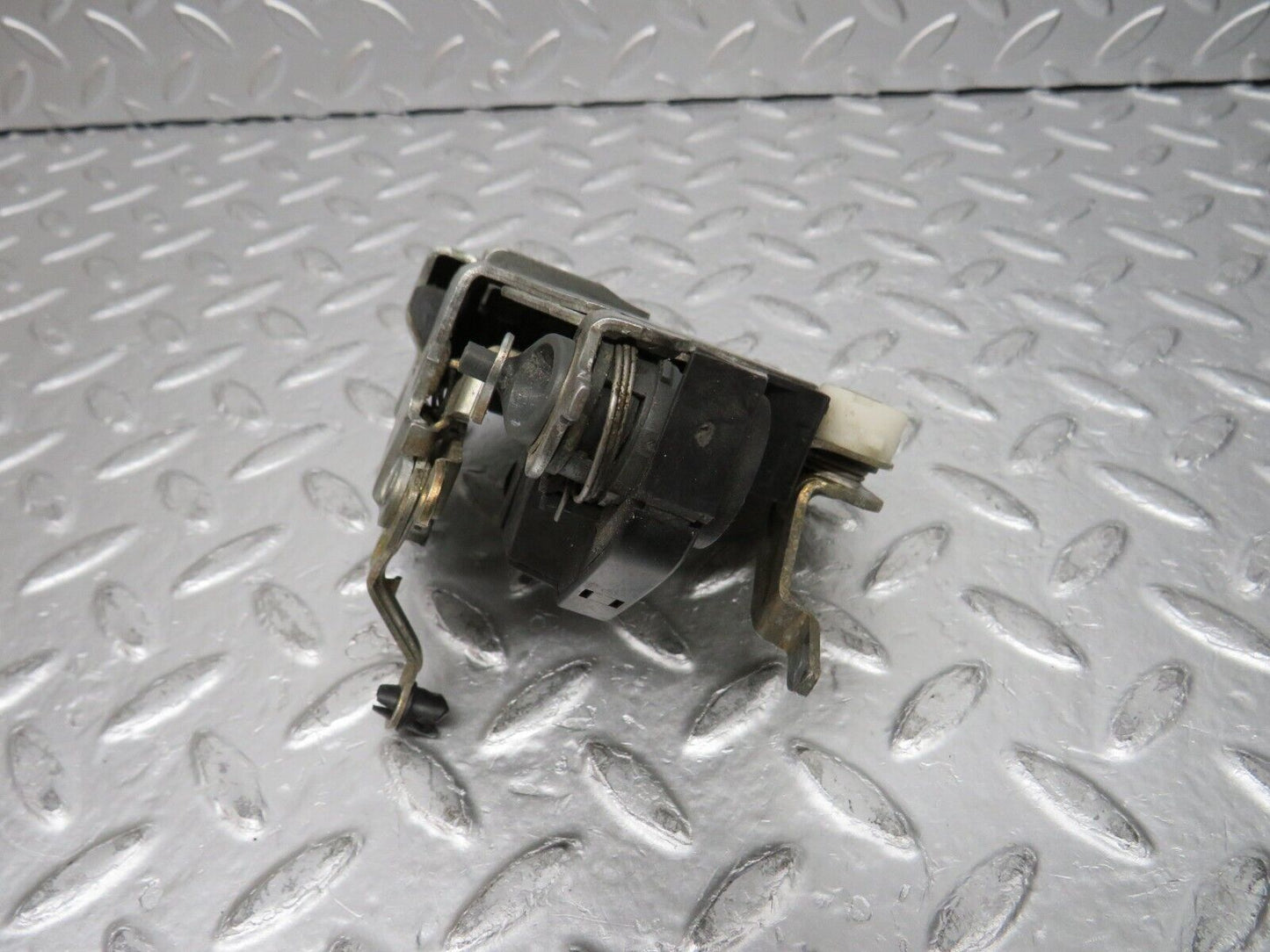 31392 Mercedes-Benz S124 220TE Wagon Front Left Door Lock Mechanism