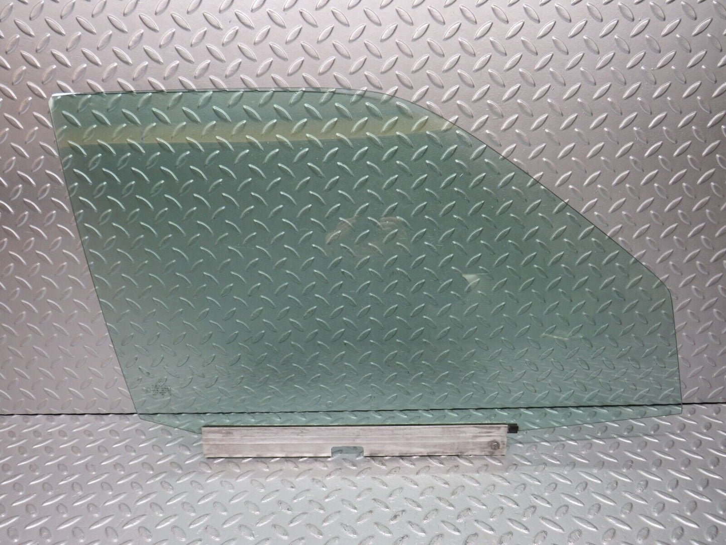 39069 Mercedes-Benz W201 190E 2.6L Front Right Door Window Glass