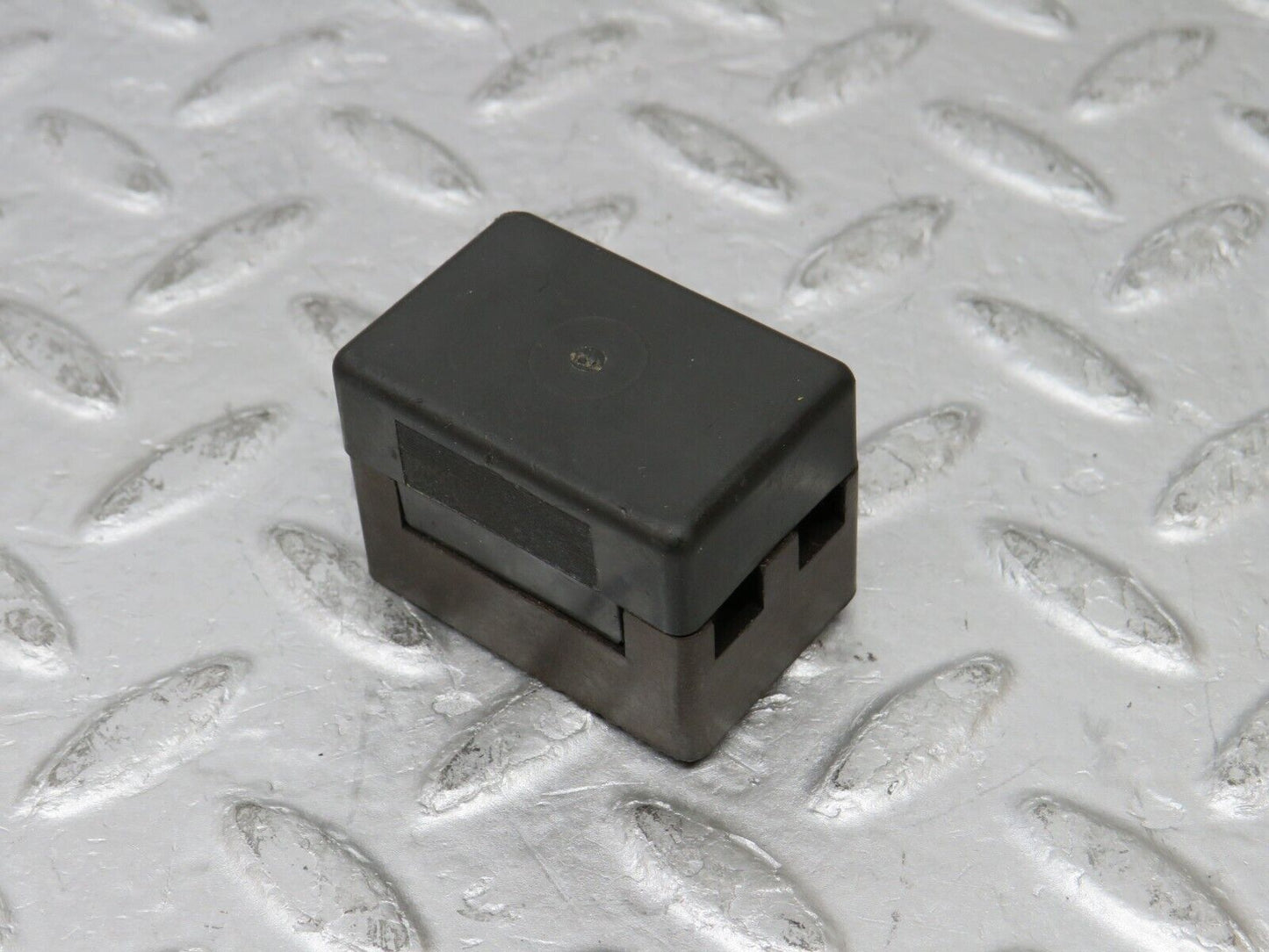 37322 Mercedes-Benz W109 300SEL Fuse Box Connector