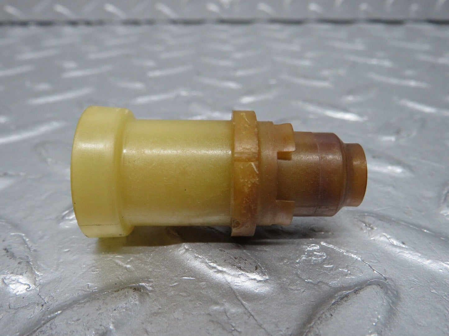40171 Mercedes-Benz R107 350SL Coupe Fuel Injector Holder 2x
