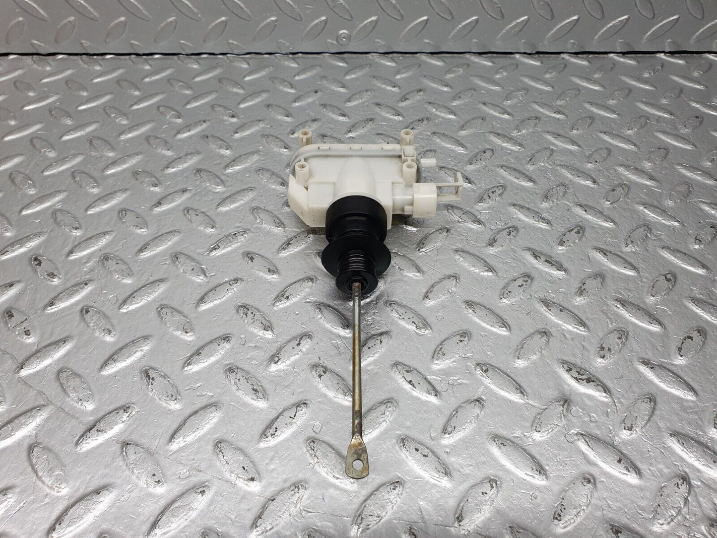 41010 Mercedes-Benz W126 300SE Front Left Door Lock Vacuum Actuator