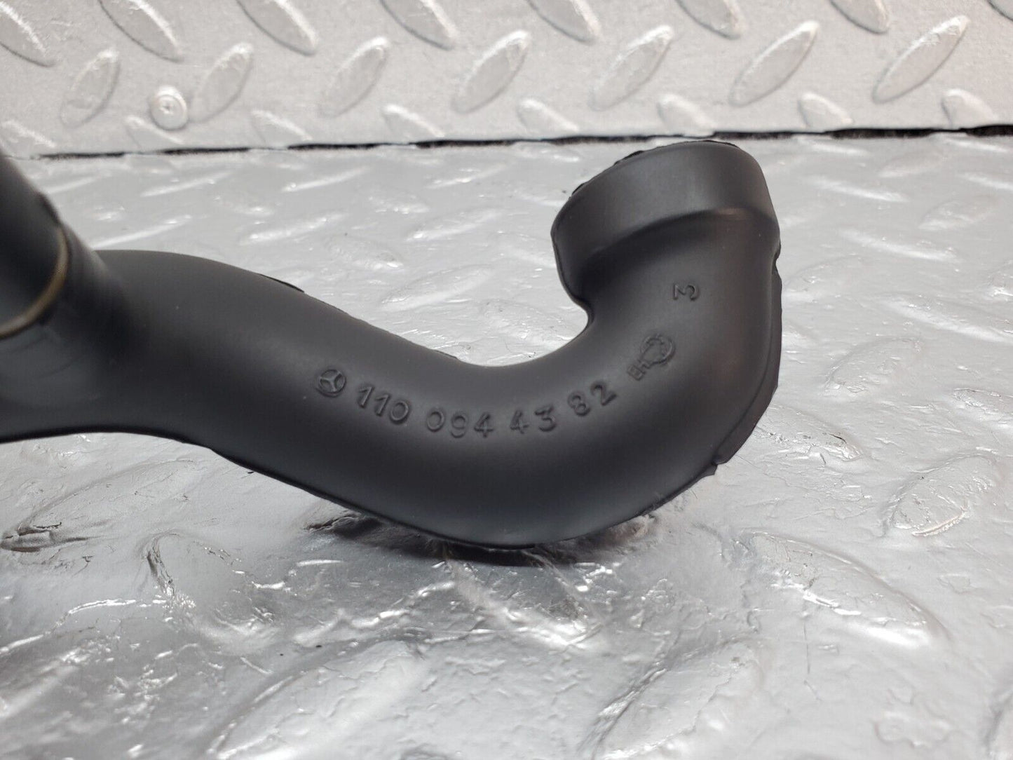 45381 Mercedes-Benz 280E M110.983 Air Intake Pipe 1100944382 1100942882