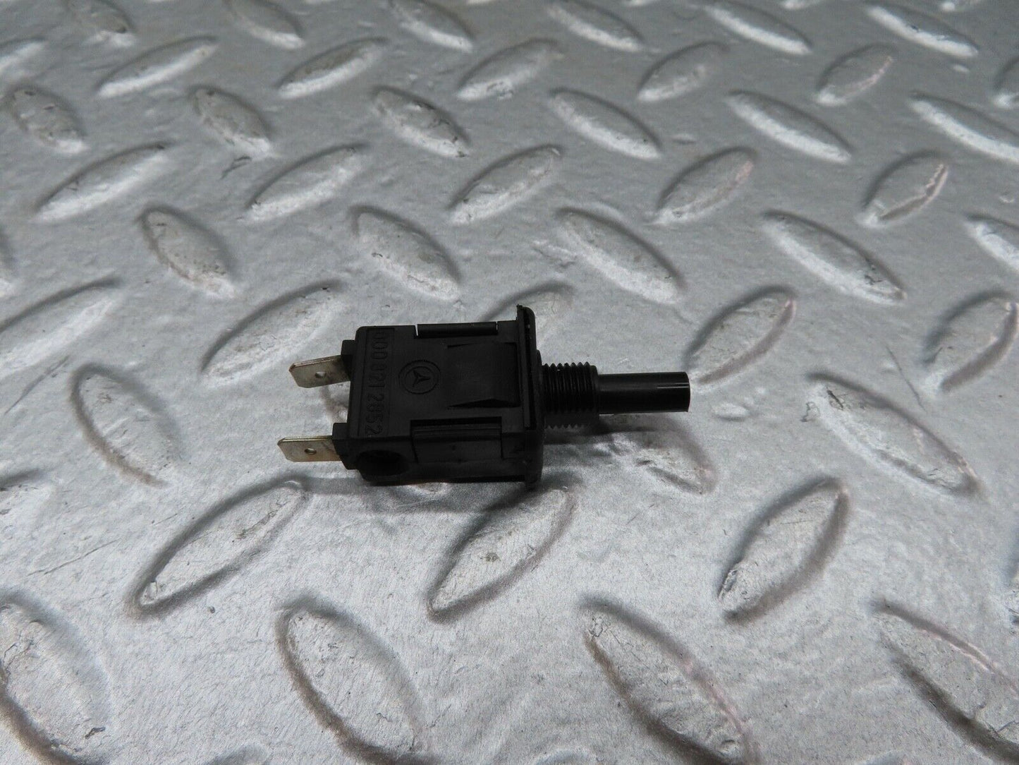 18087 Mercedes-Benz W123 200 Door Contact Switch 0008212852