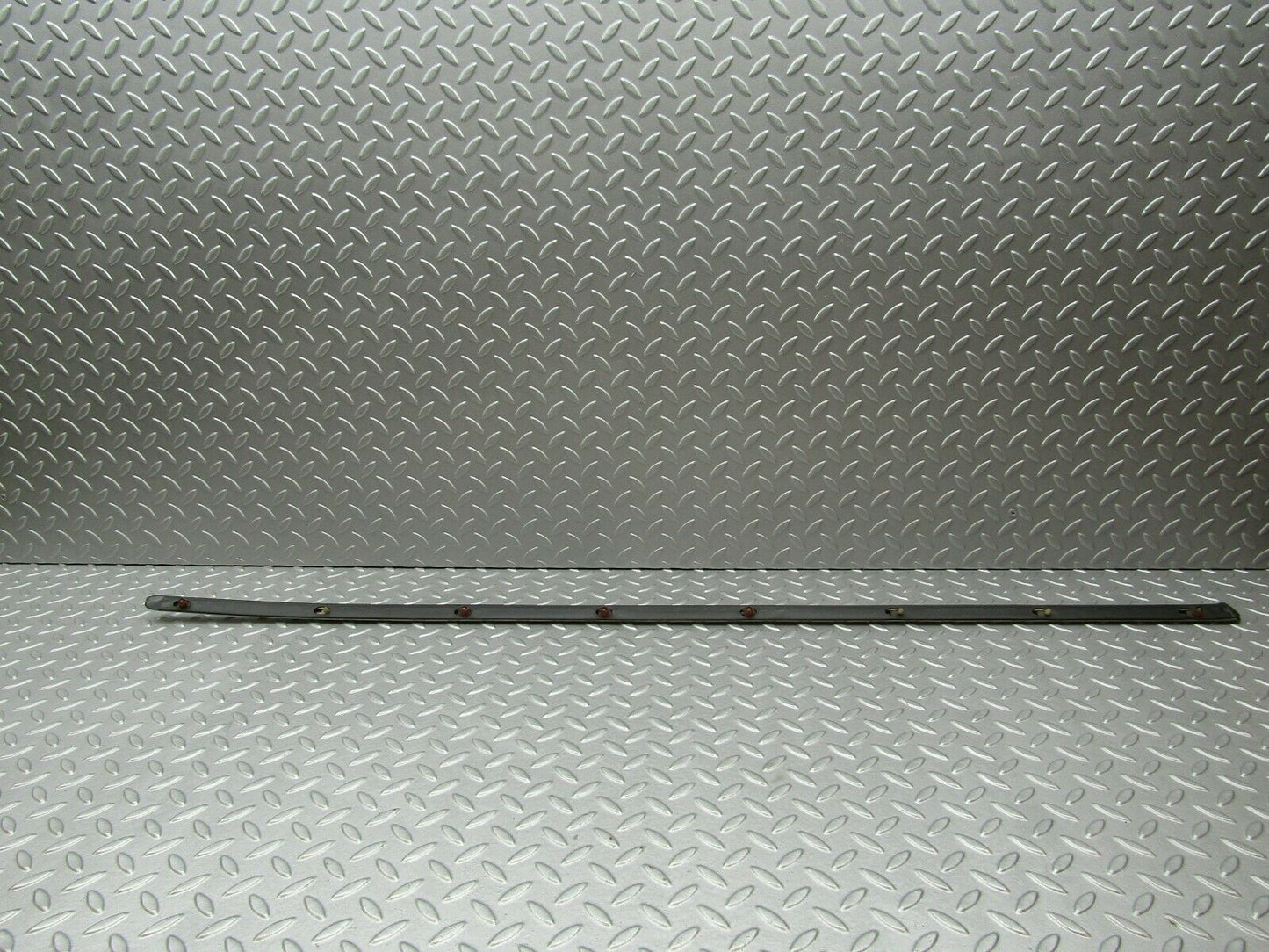 3338 Mercedes-Benz W115 220D Centre Fender Wing Chrome Trim Front Left