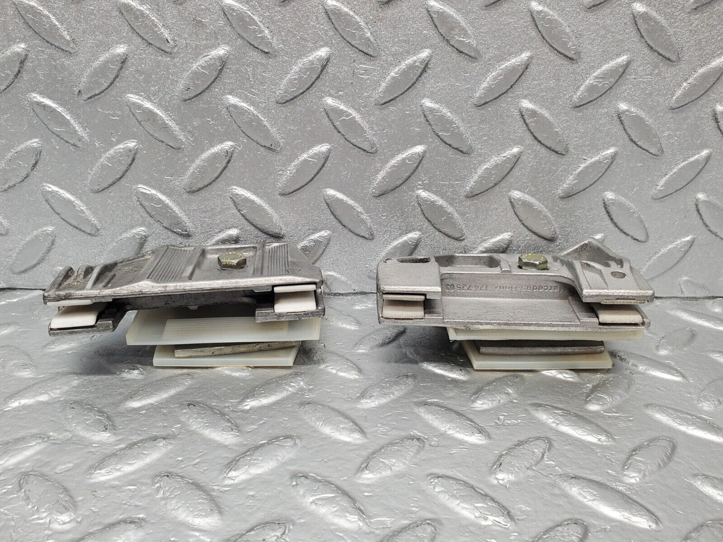 46955 Mercedes-Benz R129 320SL Coupe Door Window Guide Bracket 1247250332 1247250432