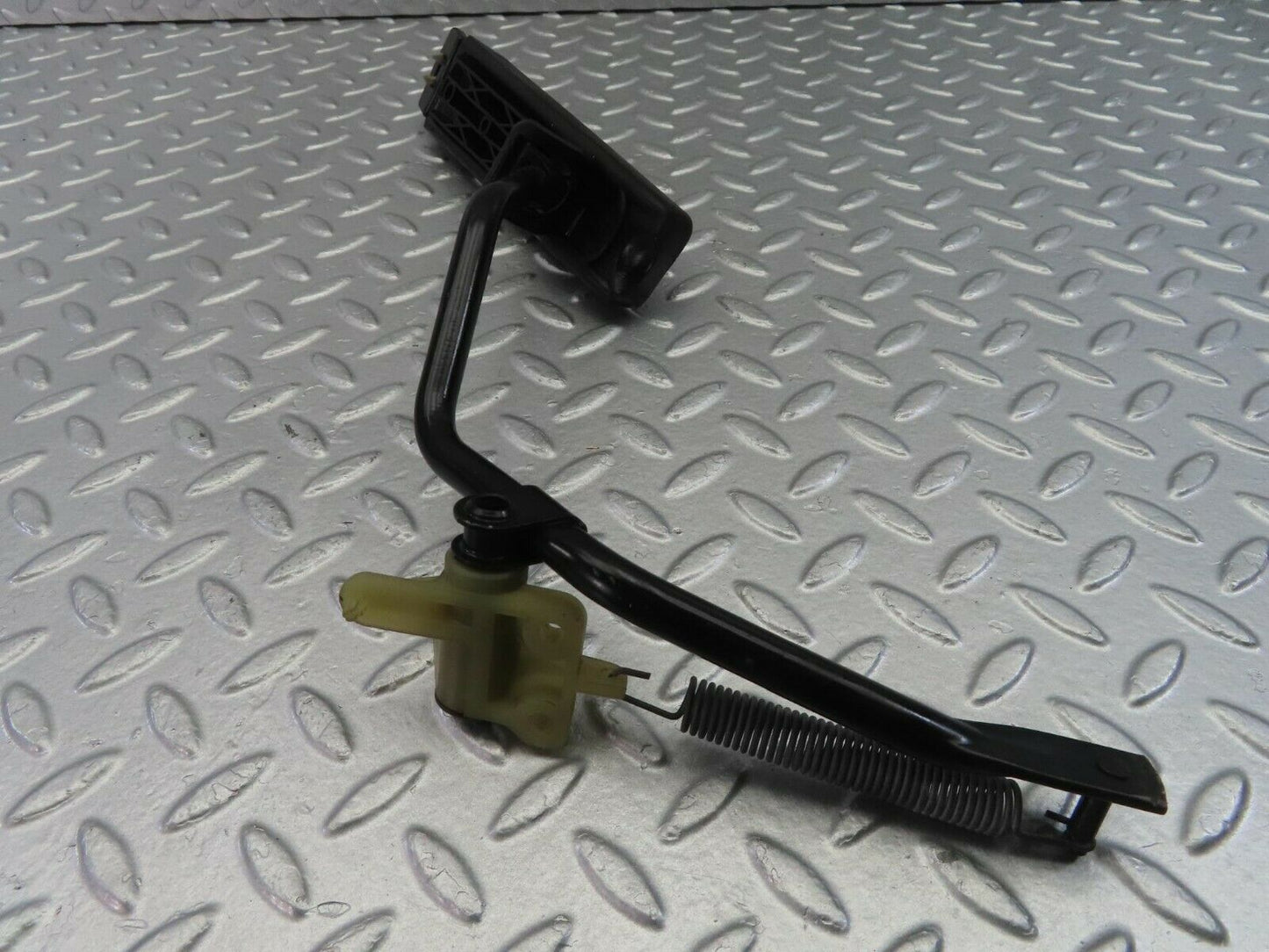 10493 Mercedes-Benz W201 190E Accelerator Pedal With Rubber 1233010082