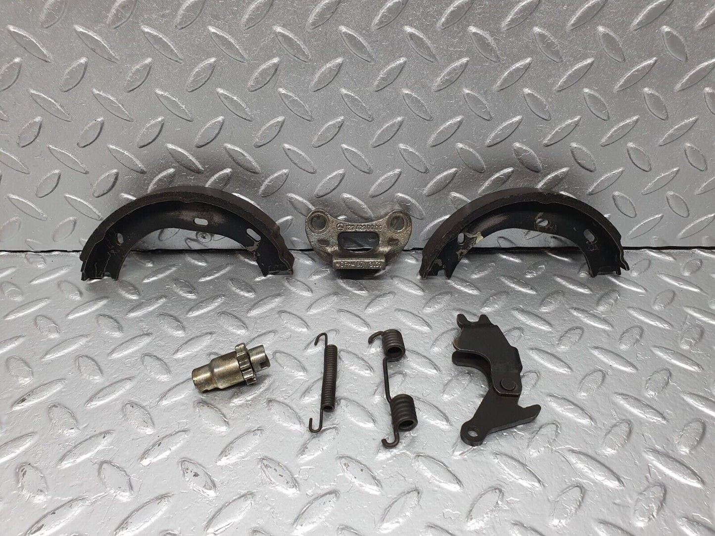 40823 Mercedes-Benz W123 300D Rear Brake Shoes Set Left Side 1234230006