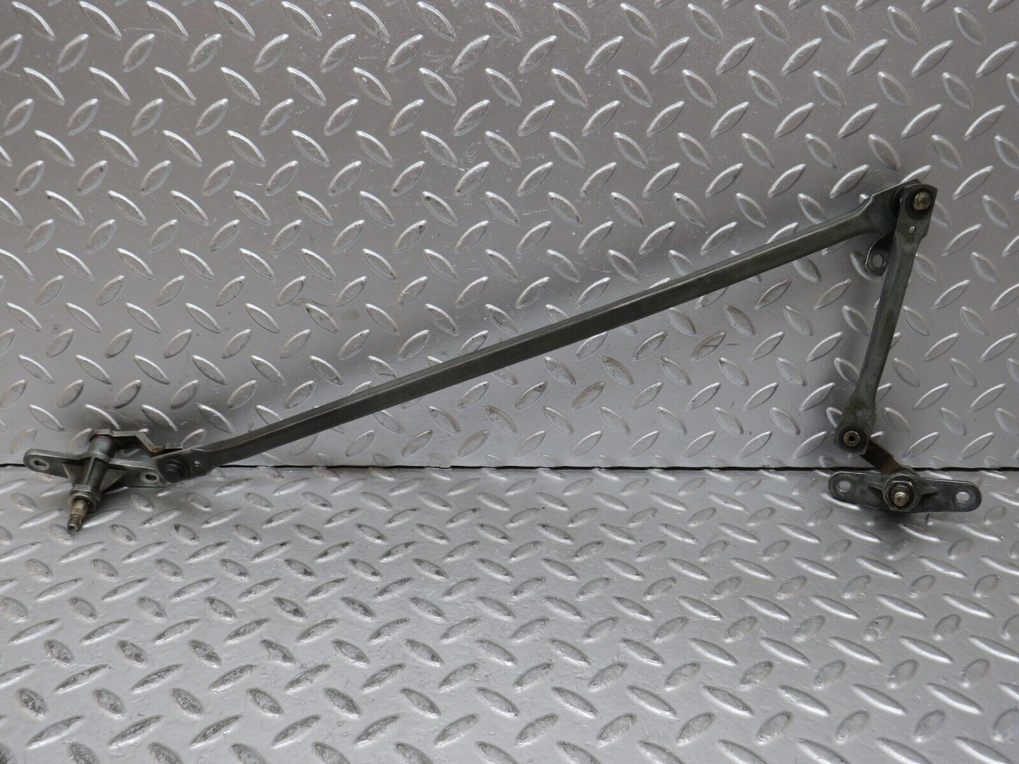 28364 Mercedes-Benz S123 240D Wagon Windscreen Wiper Linkage
