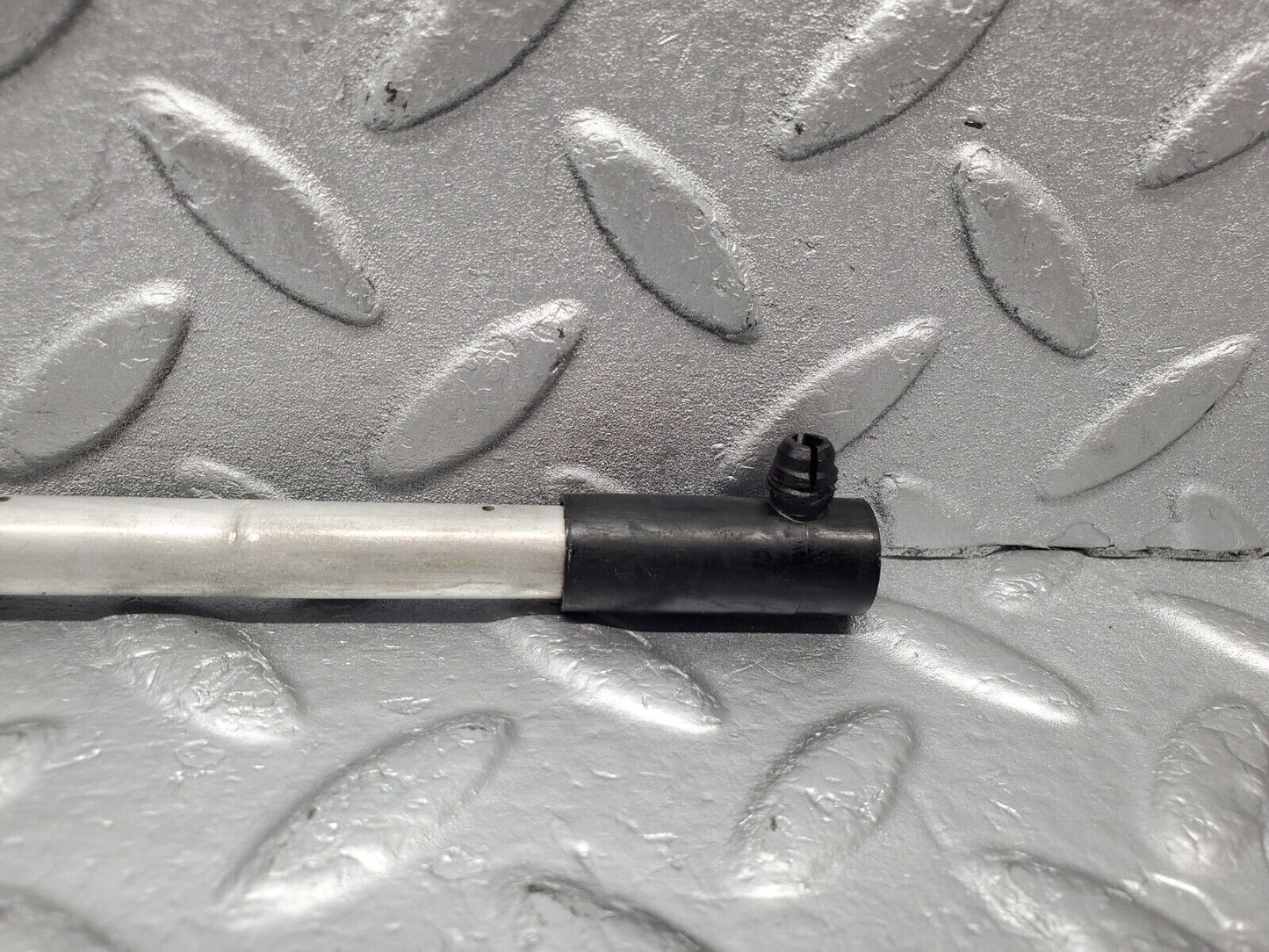 46278 Mercedes-Benz W126 420SE Camshaft Oil Tube