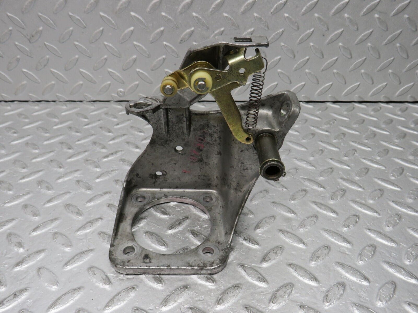 37944 Mercedes-Benz A124 320E Cabriolet Brake Pedal Bracket 1242900919