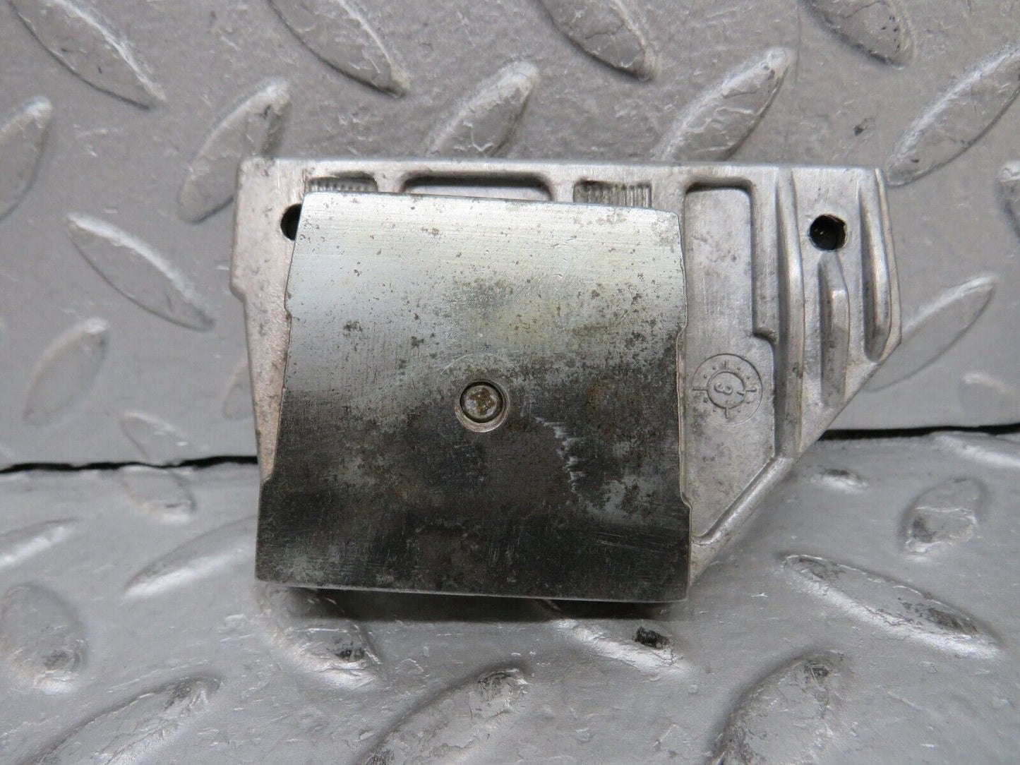 37817 Mercedes-Benz A124 320E Door Window Guide Bracket 2x 1247250132