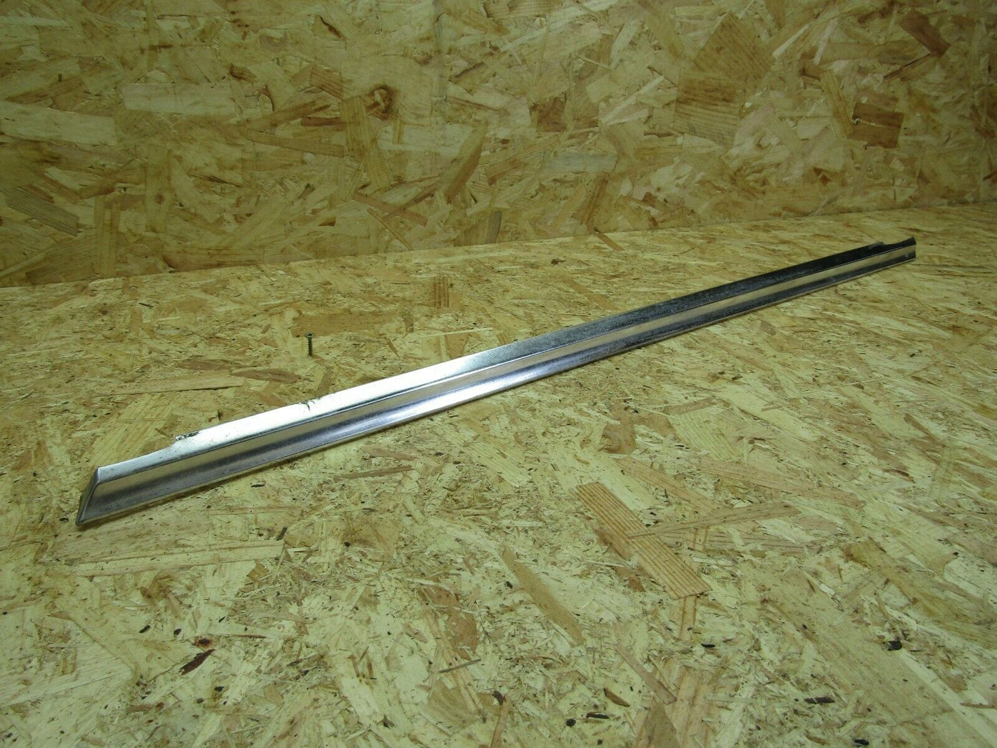 2133 Mercedes-Benz W116 350SE Front Left Door Chrome Trim