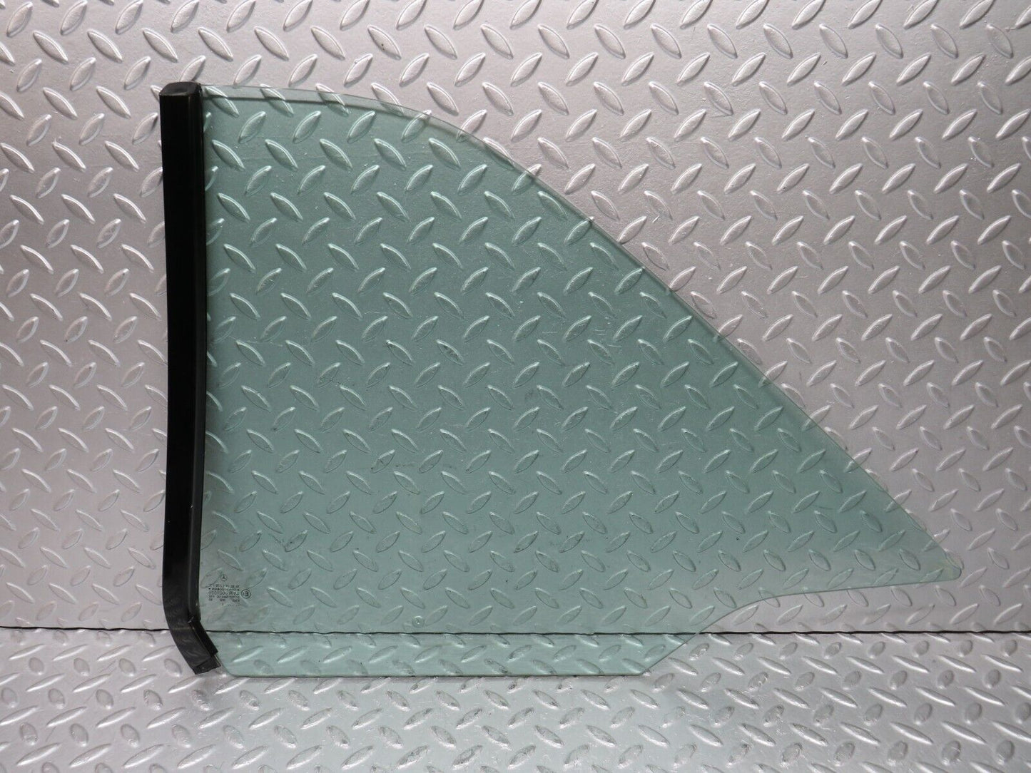 37876 Mercedes-Benz A124 320E Cabriolet Rear Right Window Glass