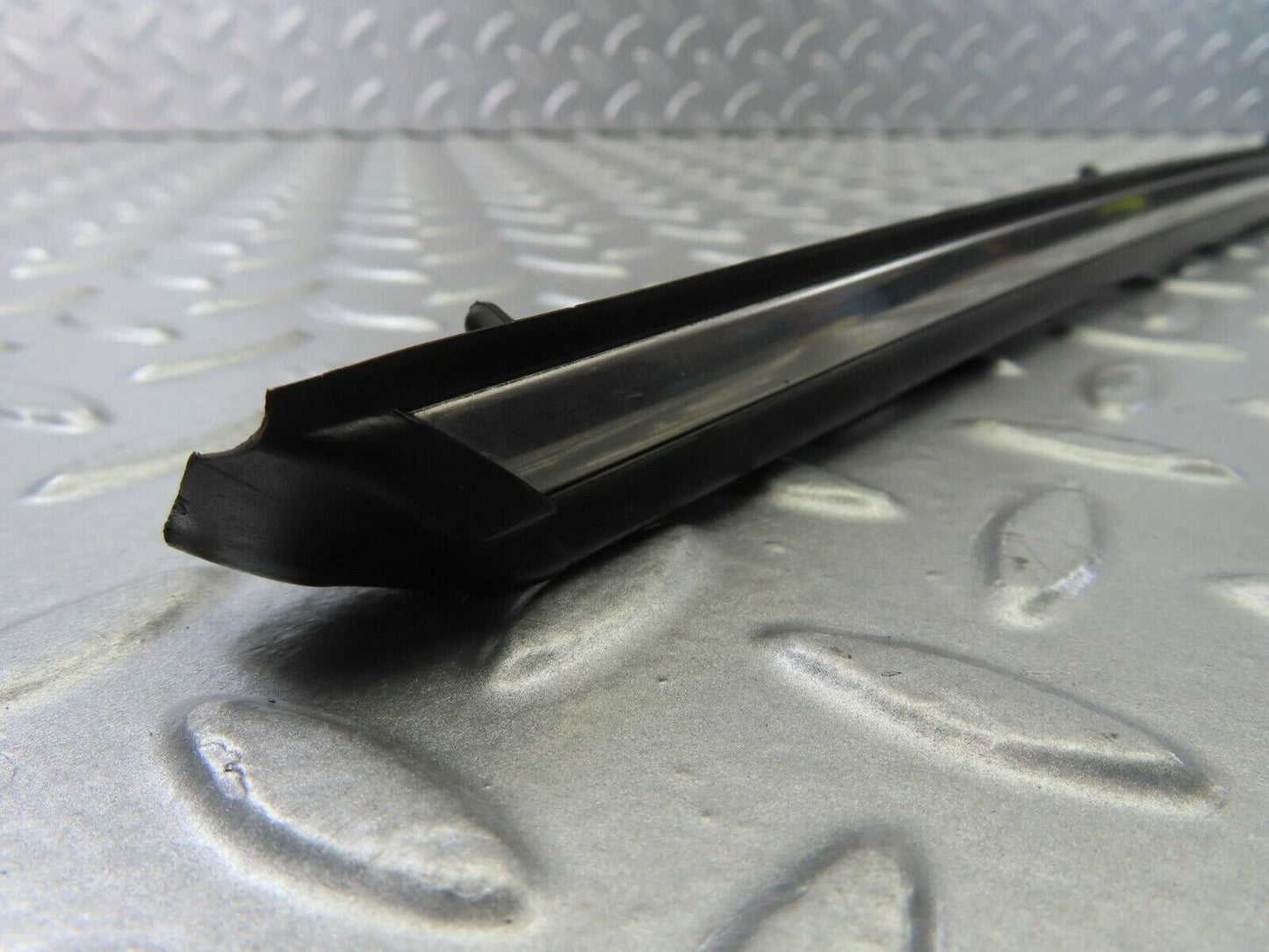 10251 Mercedes-Benz W123 Rear Left Door Centre Moulding Trim