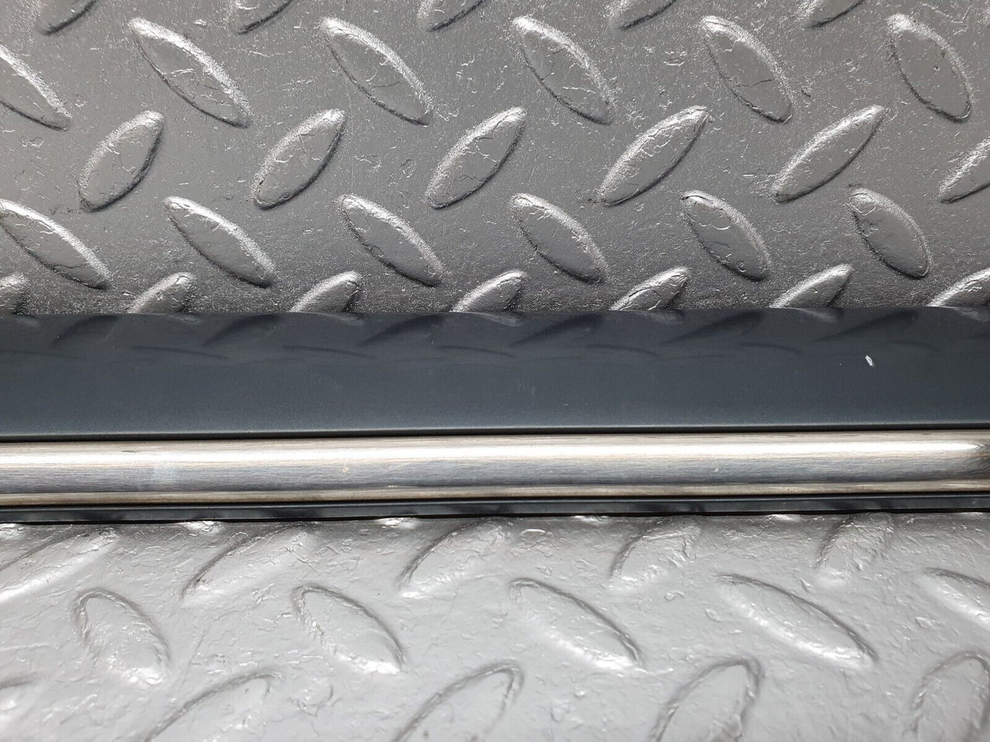 41804 Mercedes-Benz W202 C200 Front Right Door Centre Moulding Trim 2026909462