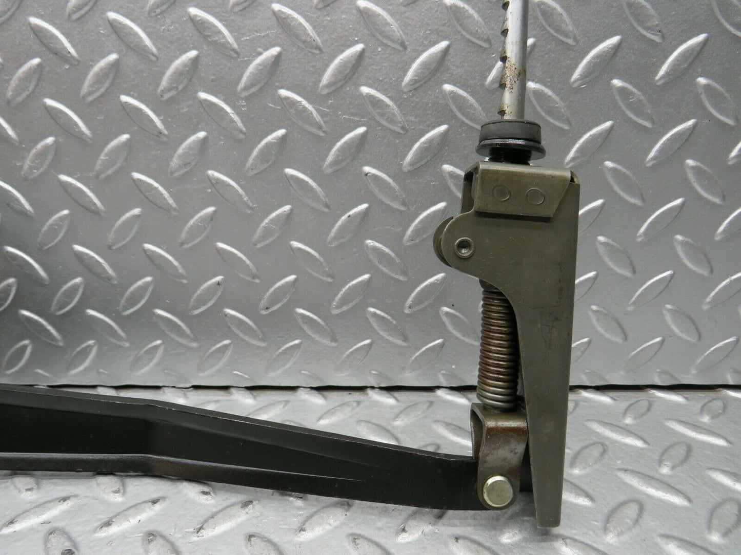 22072 Mercedes-Benz S123 280TE Wagon Handbrake Regulator