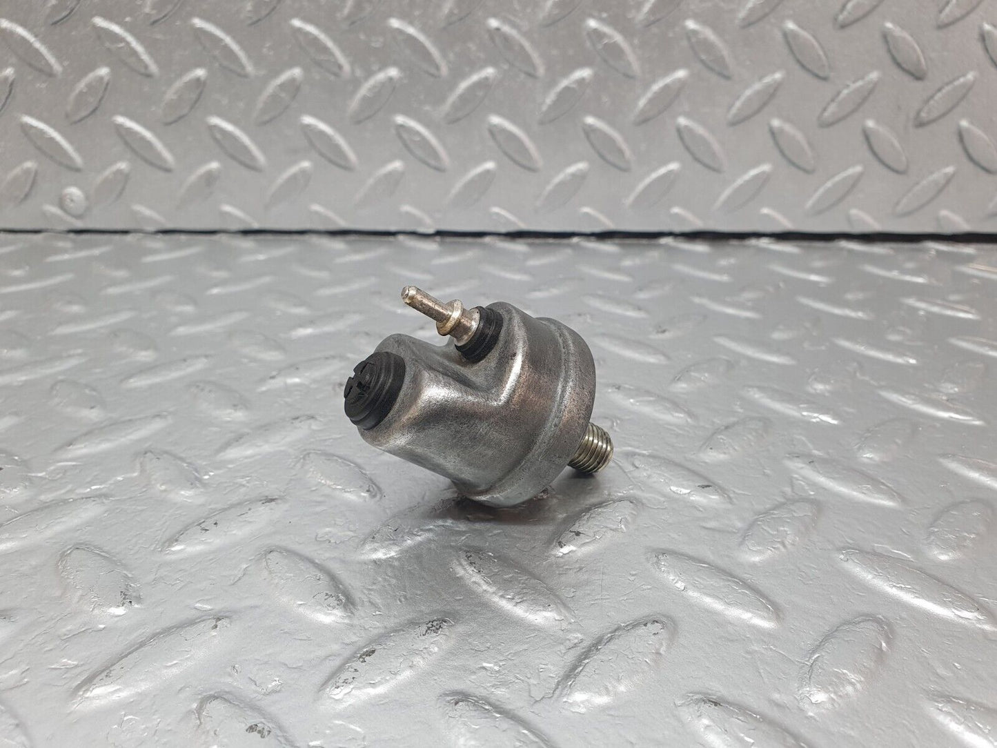 42907 Mercedes-Benz W201 190 2.0L Oil Pressure Sensor 0065429417