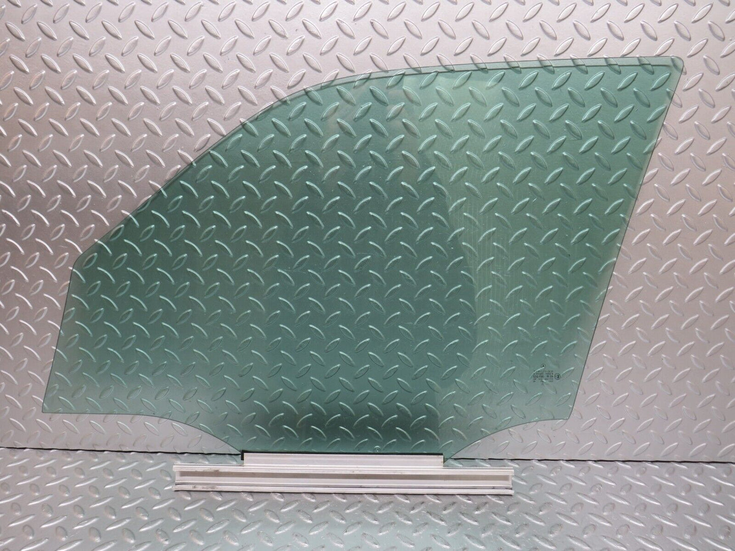 33261 Mercedes-Benz W202 C180 Front Right Door Window Glass
