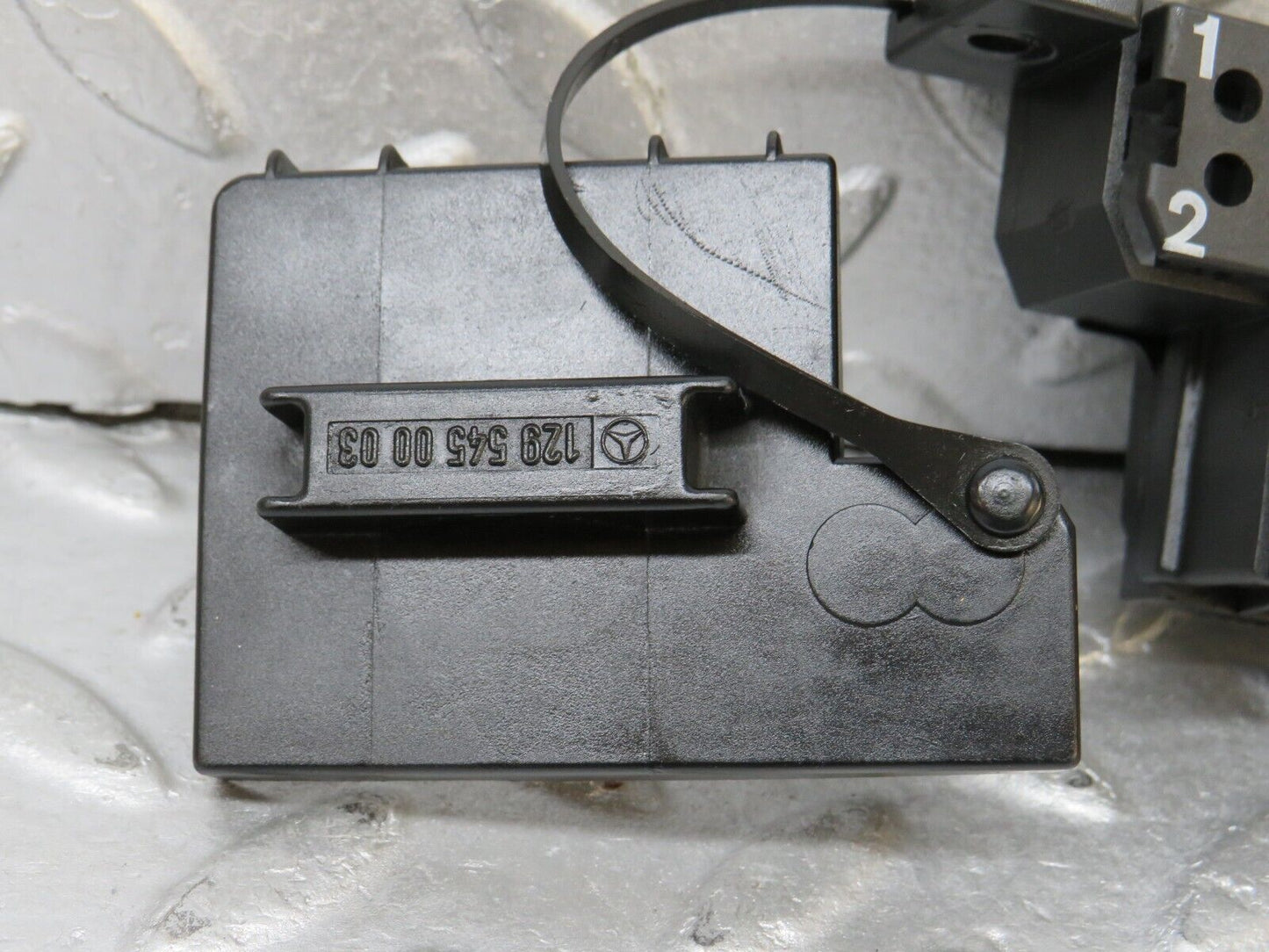 37917 Mercedes-Benz A124 320E Cabriolet Diagnostic Connector 1295455540 1295450003