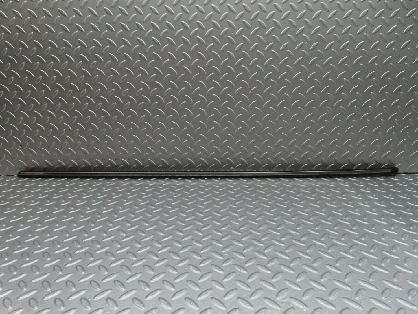 18004 Mercedes-Benz W123 200 Front Right Fender Wing Centre Moulding Trim