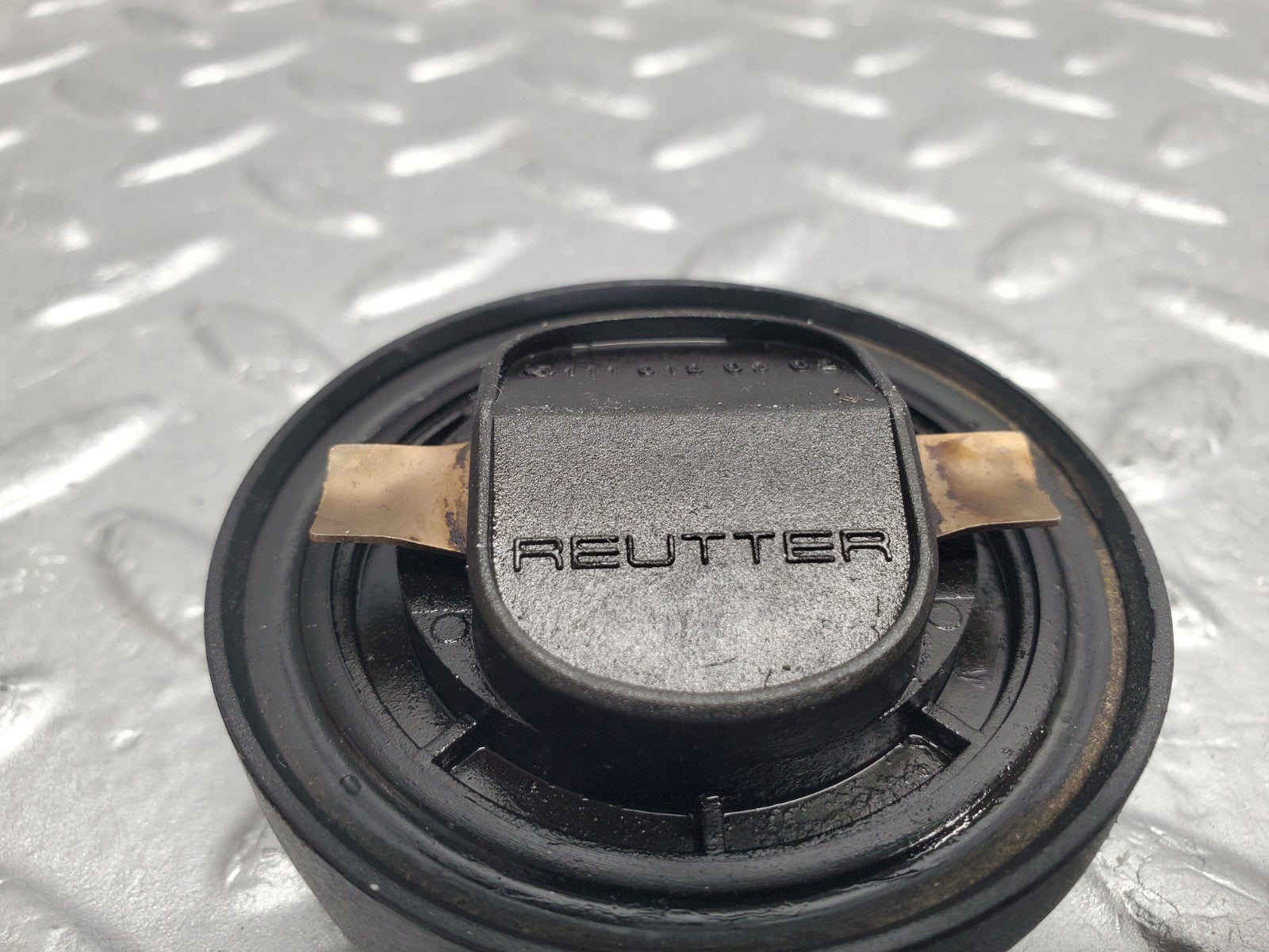 W124 Wagon oil filler cap used OEM