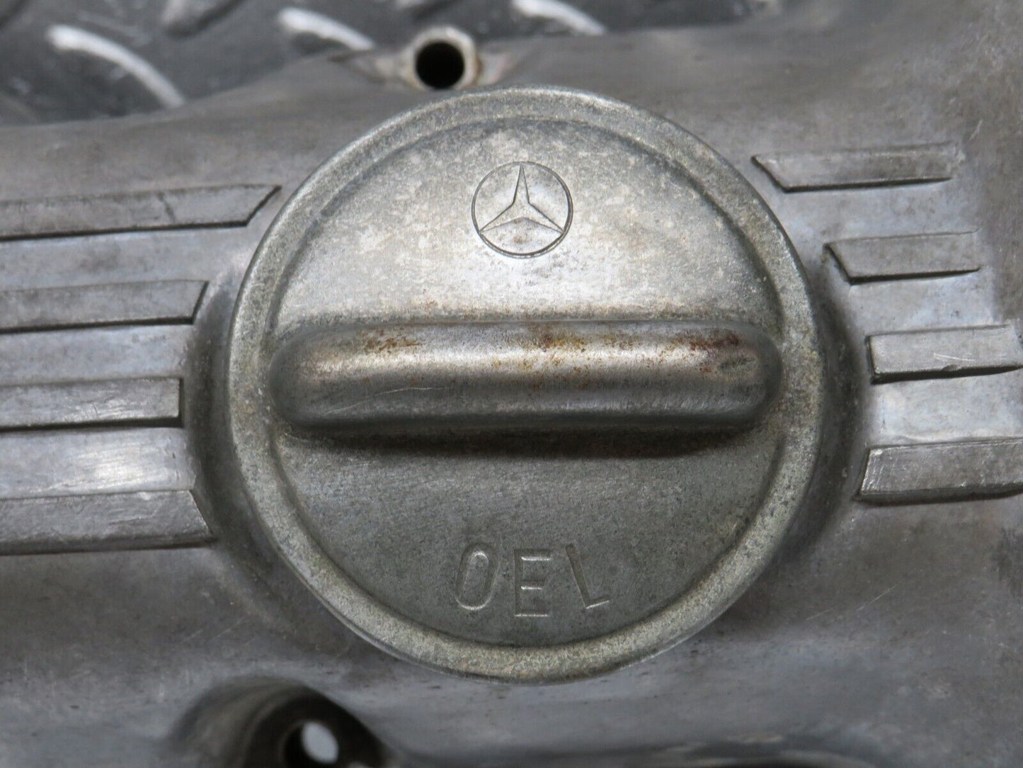 34536 Mercedes-Benz C126 380SEC Cylinder Head Valve Cover Right 1170160105