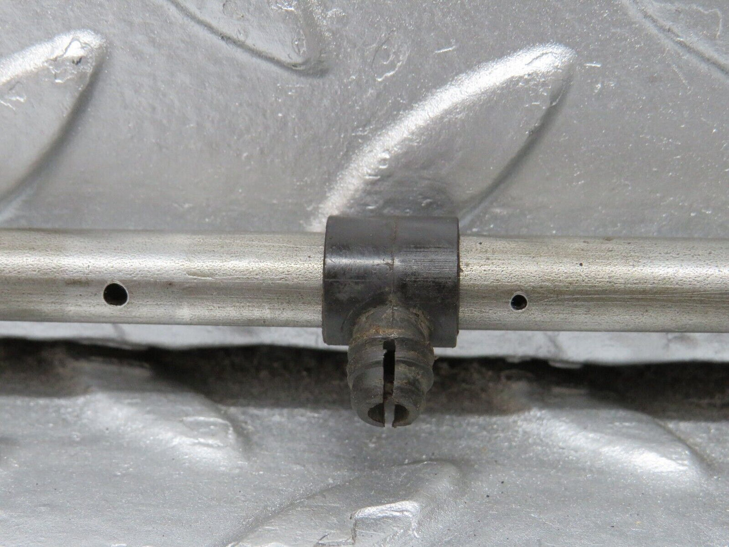 33082 Mercedes-Benz C107 R107 350 V8 Camshaft Oil Tube