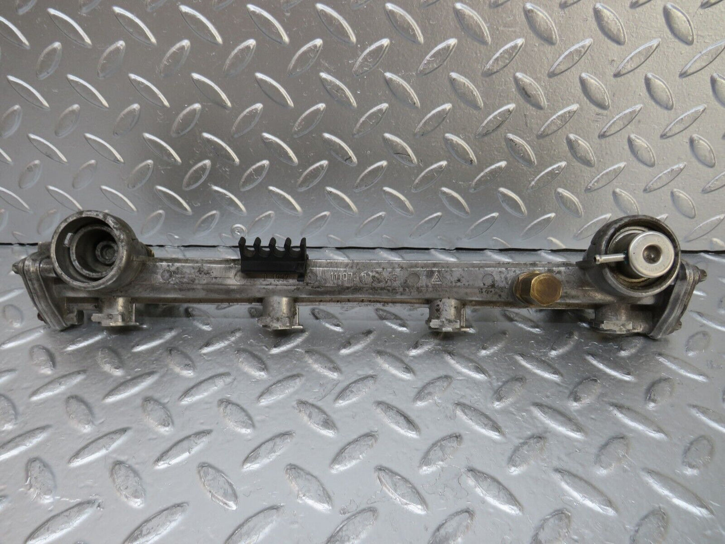 26690 Mercedes-Benz C124 220CE Coupe Fuel Injector Rail 1110780745