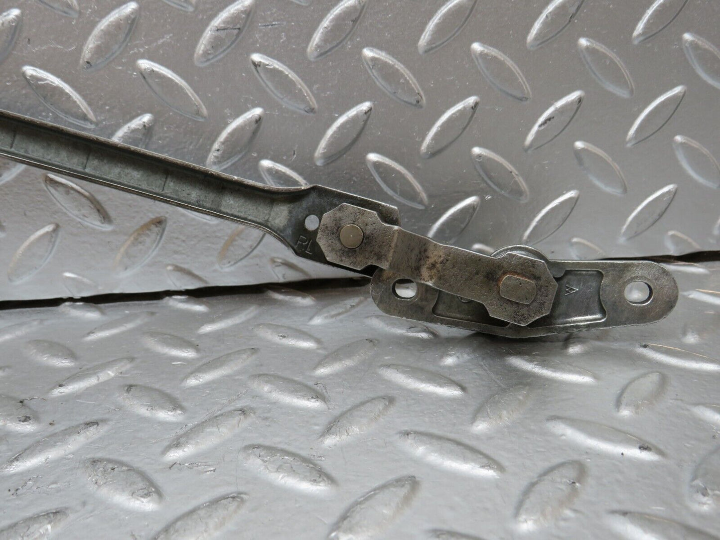 28364 Mercedes-Benz S123 240D Wagon Windscreen Wiper Linkage