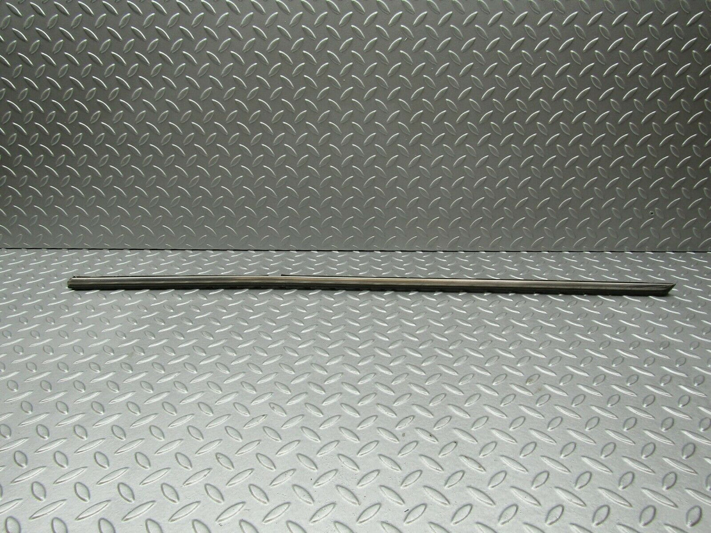 3334 Mercedes-Benz W115 220D Centre Door Chrome Trim Front Left