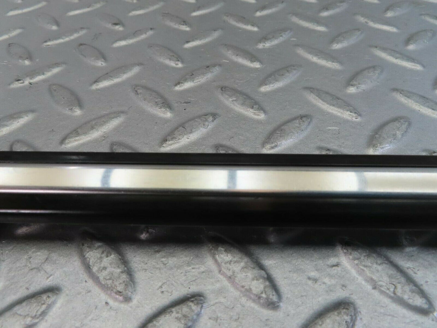 10240 Mercedes-Benz W123 Rear Right Door Centre Moulding Trim