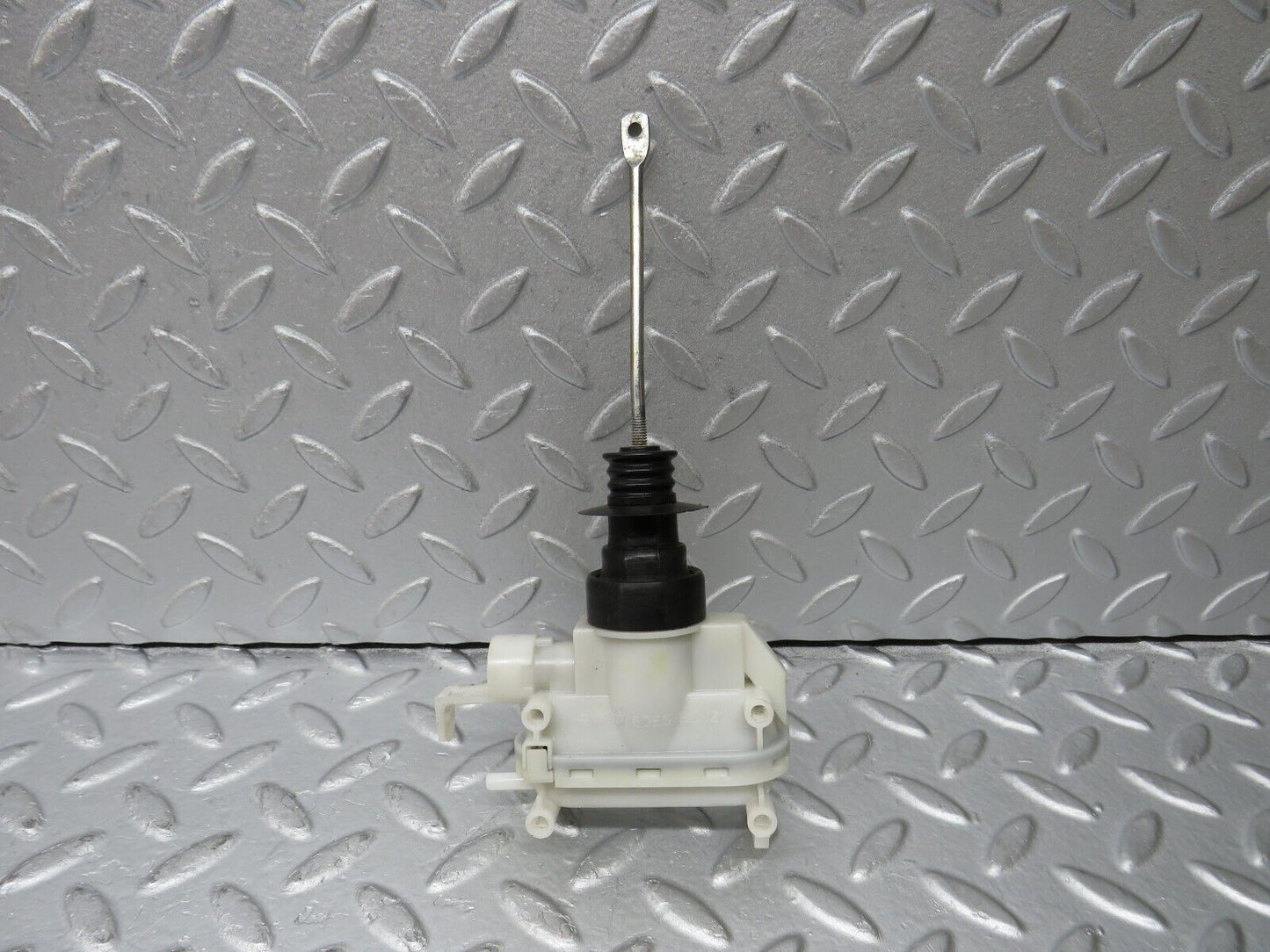 36149 Mercedes-Benz W126 420SE Front Right Door Lock Vacuum Actuator